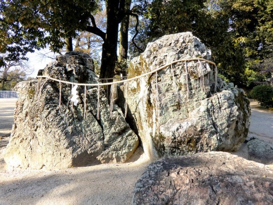Kurashiki - Bikan - Achi Jinja - Sacred stone
