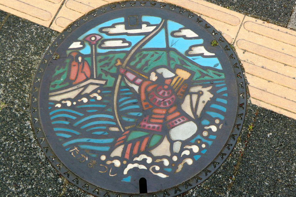 Painted manhole in Takamatsu showing Nasu no Yoichi at the Battle of Yashima