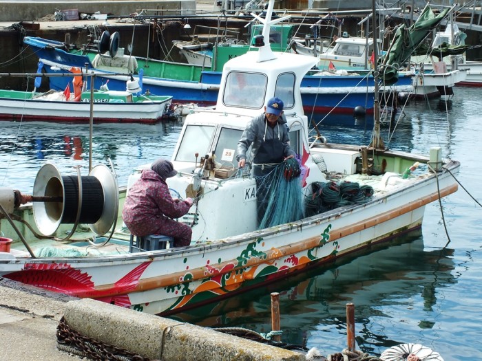 Fishermen and Team Ogi boat